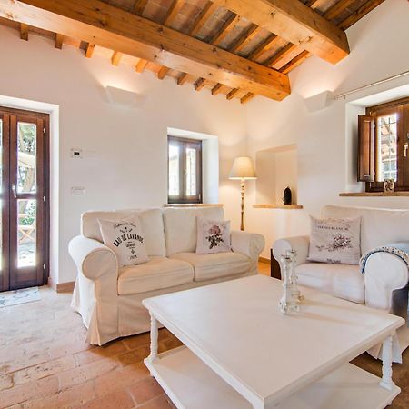 Stunning Apartment In Mombaroccio Near Metauro River Eksteriør bilde